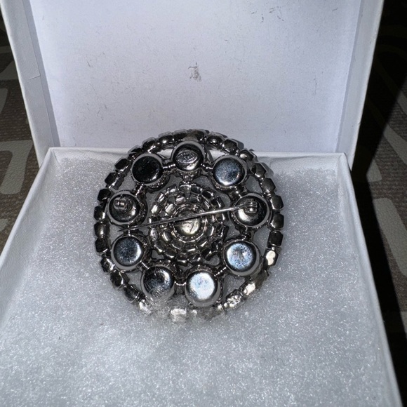 Kramer of New York vintage brooch, silver/rhinestones, good clasp - Picture 2 of 3